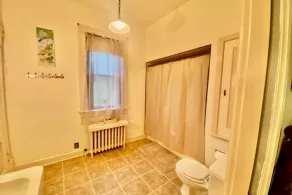 Historic 1884 Victorian Downstairs Unit. Walk to everything! Close to elk! - Image 5