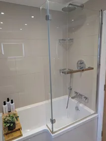 Luxury 3BR Home 20 Min to London Garden Wifi - Image 2