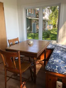 Bright and Cheerful Lake Front Beach Cottage - Image 5