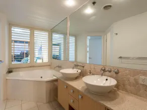 Luxury in the Heart of Maroochydore - Image 2