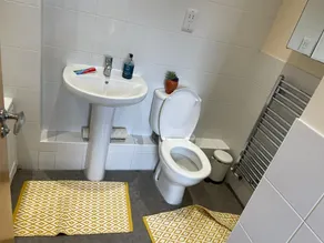 2 Bed Apt Near Hatfield Station Free Parking - Image 3