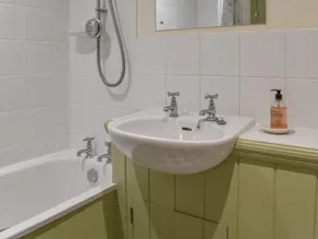 1 bedroom accommodation in Chichester - Image 4