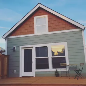 This light, bright cottage is located in St Johns in Portland - Image 5