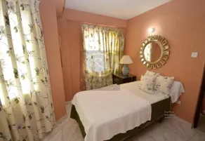 To værelses lejlighed på vestkysten af Barbados, tæt på strandrestauranter - Image 2