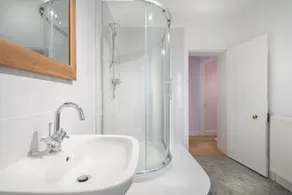 Superior 2 Bedroom Apartment with fabulous Castle and Sea Views - Image 3