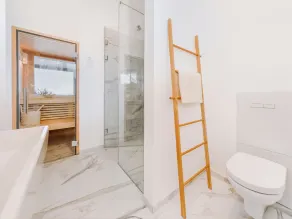 FISCHER:IN Vacation Rental in Ummanz. Panoramic sauna with a stunning view of the water. Spacious sun deck for relaxing vacation moments. The ultimate in sleeping comfort with box-spring beds. Insect Screen - Image 2