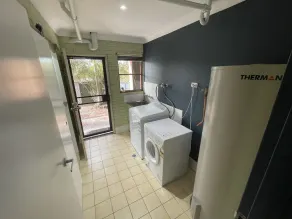 Quiet suburban four bedroom house near shops and RSL club with restaurant. - Image 2