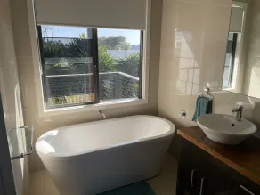 Ocean views, 5min walk to beach/playground, easy 10min walk to shops - Image 3