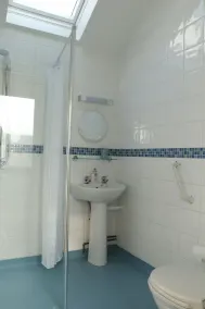 Ground Floor apartment, close to beach and town centre, with parking - Image 2