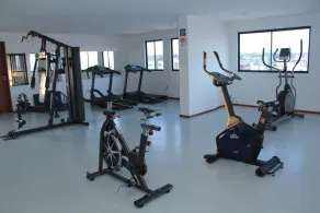 Apt siguiente a la playa con piscina y gimnasio en la mejor zona del pueblo. - Image 3