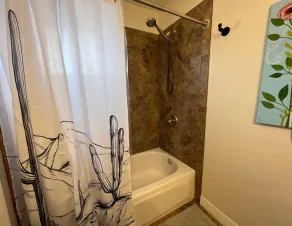 Cozy Retreat only 10 minutes from Whiskey Row and Court House Square. - Image 5