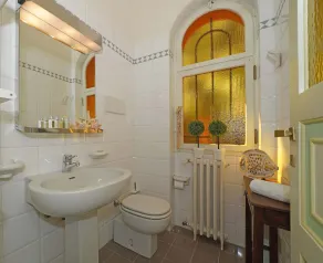 Villa Vibe Luce, beautiful period villa with private pool and lake view - Image 3