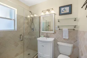 FLAMINGO ROSE ~ Midtown 3 Bedroom, 2 Bathroom Home w/ Pool & Parking! - Image 4