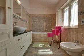 Fredelig, afslappende villa med en pool omgivet af lindetræer, planter og skov - Image 2