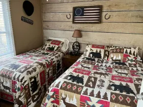 Autumn Escape Bear Paw Cabin: Sleeps 6 · 3BR 1BA · Fire Pit Grill Fireplace - Image 4