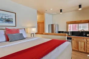 Waterfront one bedroom condo - private deck offering spectacular views - Image 4