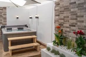 Luxury apartment with private jacuzzi around the beach - Image 4