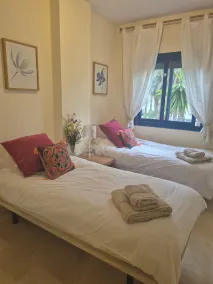 Gorgeous high spec apartment 50m from the beach and marina - Image 4