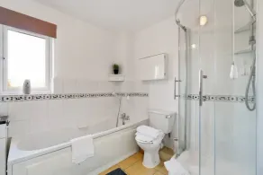 KING Bed W/Kitchen near Rushden Lakes Free Parking - Image 3