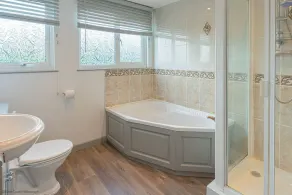 4 bed Coastal cottage sleeping 10 with hot tub - Image 5