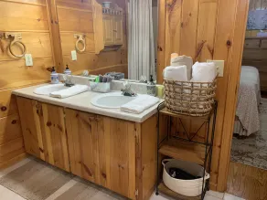 Heaven’s Door Mountain Retreat with Hot Tub - Image 3
