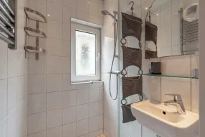 Gorgeous Holiday Home by the Beachside - Image 3