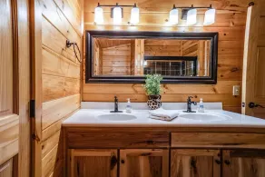 Chateau: 3 bedroom cabin with hot tub, pool table, lake view - Image 5