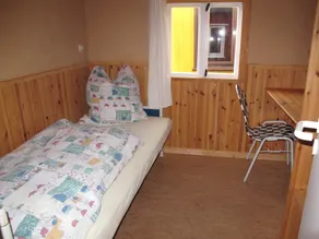 Husvagn 5, höger sida, ett rum med en säng - Husvagnar i Wangeliner trädgård med sommarkök - användningsområden - Image 3