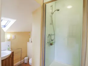 Over Studio Apartment - Image 4