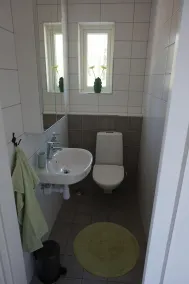 Maison moderne nouvellement construite uniquement située directement au bord du lac avec son propre quai et bateau - Image 4
