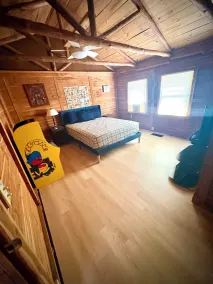 22 miles to Round Top, 3/2 w/ trailer parking, relaxing cozy cabin w/ lake, wifi - Image 5