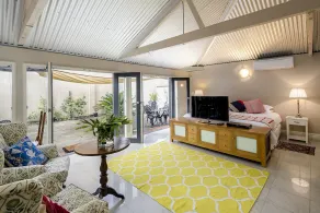 Heritage Listed 1850 Coach House converted into cottage - Image 4