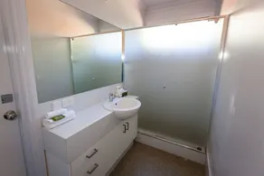 Spa-chalet med 2 soveværelser har et fuldt lukket soveværelse og et loftsværelse. Har spa-badekar - Image 2