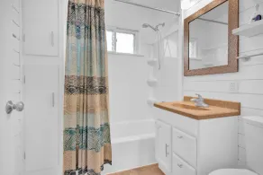 Lakefront 3-bedroom cottage with private dock & amazing sunset view - Image 3