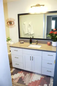 Modern & Chic One Bedroom Condo, centrally located - Image 2
