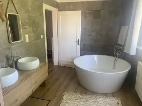 Private room in townhouse - Image 5