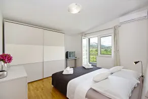 Spacioso appartamento con balcone e vista vicino alla spiaggia di sabbia di Omis - Image 3