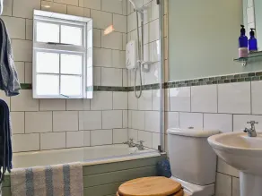 2 bedroom accommodation in Calstock - Image 2