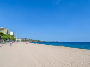 Apartment on the beach near public transport - Image 4
