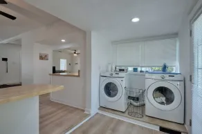 Spacious Modern Farmhouse – Renovated 2023, Huge Yard & Near Downtown - Image 3