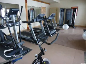 Spacious Eden Retreat – Modern Comfort, Scenic Views & Room for 11 - Image 2
