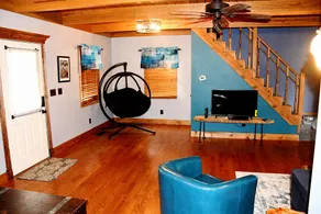 Close to the lake, hot tub, and game room - Image 2