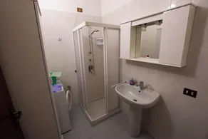 Underbar balkong på sjön med vackra pool och trädgård bland palmer och olivträd - Image 3