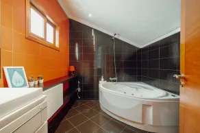 Villa avec piscine privée, barbecue et terrasse | Vue sur l'eau - Image 2