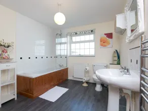 Cozy 3 Bedroom Cottage with stunning Sea View - Pass the Keys - Image 2