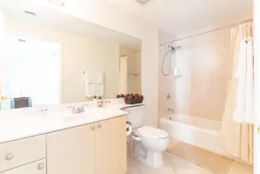 Lovely 2 bedrooms 2 bathrooms Apt, Sleeps 4, Split King bed, Free Parking, Pet OK - Image 2