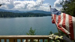 Familievenlig med en smuk udsigt over Hayden Lake. - Image 2