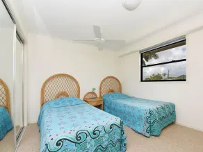 Spacious 3 bedroom 2 bathroom apartment with water views - Image 5