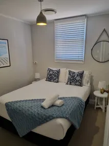 Sleeps 6: King Bed & 2 queen beds, Gladstone Cottage: 5 min walk to town - Image 2