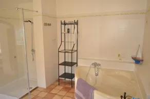 Casa grande com piscina de hidromassagem, 5 quartos com banheiro privativo e wc - Image 2
